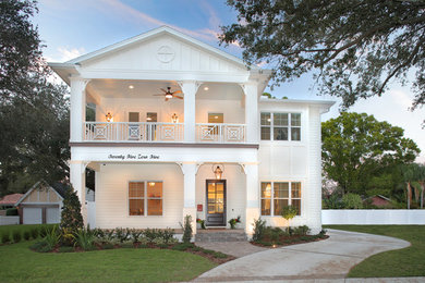 Стильный дизайн: большой, двухэтажный, белый дом в стиле кантри - последний тренд