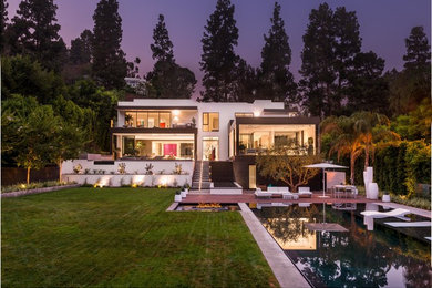 Geräumiges Modernes Haus mit Putzfassade, weißer Fassadenfarbe und Flachdach in Los Angeles