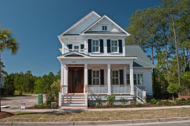 Diseño de fachada de casa blanca tradicional de tamaño medio de dos plantas con revestimiento de madera, tejado a dos aguas y tejado de metal
