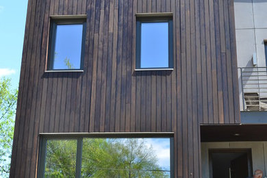 Imagen de fachada de casa minimalista de tres plantas con revestimiento de madera