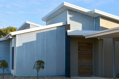 Esempio della facciata di una casa industriale con rivestimenti misti