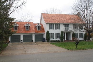 Diseño de fachada de casa blanca clásica de tamaño medio de dos plantas con revestimiento de madera, tejado a dos aguas y tejado de teja de madera