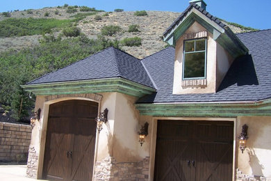 Imagen de fachada de casa beige de estilo americano de tamaño medio de dos plantas con revestimientos combinados, tejado a cuatro aguas y tejado de teja de madera