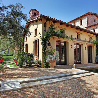 Zweistöckiges, Großes Mediterranes Haus mit Mix-Fassade in Los Angeles