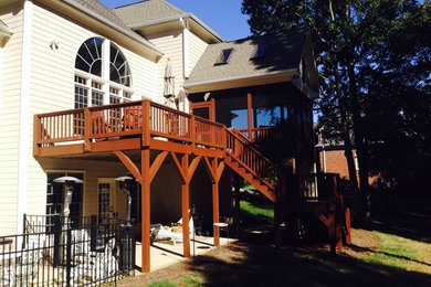 Zweistöckiges Haus mit Mix-Fassade und beiger Fassadenfarbe in Raleigh