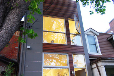 Стильный дизайн: трехэтажный, деревянный, серый дом в стиле модернизм - последний тренд