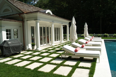 Idee per la villa grande bianca classica a due piani con rivestimento in legno, tetto a capanna e copertura a scandole