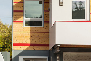 Foto de fachada de casa multicolor moderna de tamaño medio de dos plantas con revestimientos combinados y tejado plano