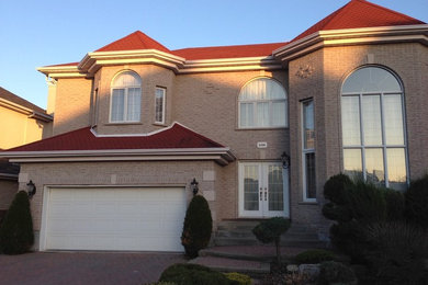 モントリオールにあるお手頃価格のコンテンポラリースタイルのおしゃれな家の外観 (レンガサイディング) の写真