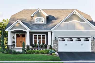 Imagen de fachada de casa gris de estilo americano de tamaño medio de dos plantas con revestimientos combinados y tejado de teja de madera