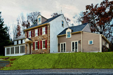 Foto de fachada de casa multicolor de estilo de casa de campo de tres plantas con revestimientos combinados, tejado a dos aguas y tejado de varios materiales