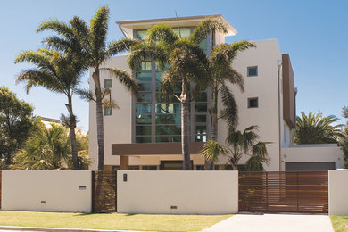 Modelo de fachada beige minimalista grande de tres plantas con revestimiento de hormigón y tejado plano