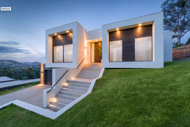 Großes, Zweistöckiges Modernes Einfamilienhaus mit Putzfassade, weißer Fassadenfarbe, Flachdach und Blechdach in Sonstige
