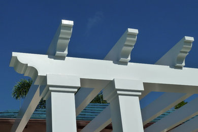 マイアミにあるトラディショナルスタイルのおしゃれな金属屋根の家の写真