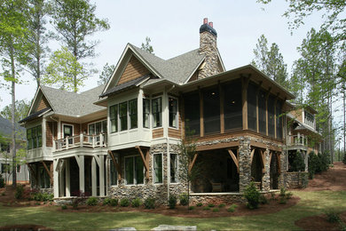 Cette photo montre une façade de maison craftsman.