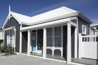 Пример оригинального дизайна: одноэтажный, деревянный, серый таунхаус в классическом стиле с металлической крышей