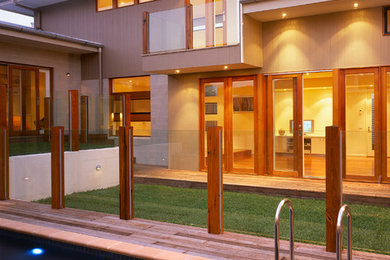 Cette image montre une façade de maison marine en bois de taille moyenne avec un toit à quatre pans.