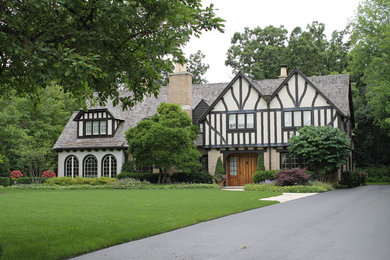 Cette photo montre une façade de maison blanche chic à un étage avec un revêtement mixte, un toit à deux pans et un toit en shingle.