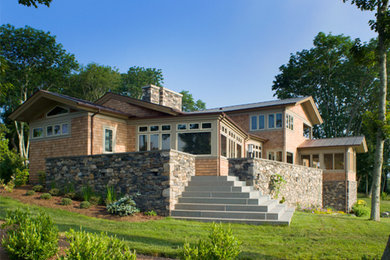 Foto de fachada gris actual grande de tres plantas con revestimiento de madera y tejado a dos aguas