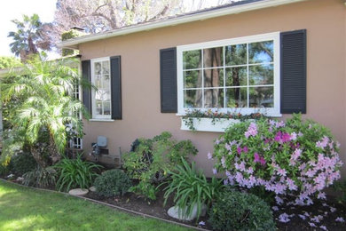 Example of a classic exterior home design in Los Angeles