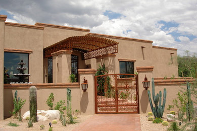 Imagen de fachada de casa beige de estilo americano grande de una planta con revestimiento de adobe y tejado plano