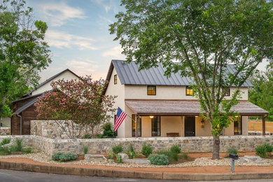 Mittelgroßes, Zweistöckiges Landhausstil Haus mit Putzfassade und beiger Fassadenfarbe in Austin