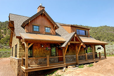 Diseño de fachada marrón de estilo americano de tamaño medio de dos plantas con revestimientos combinados y tejado a dos aguas