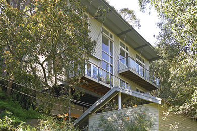 Идея дизайна: двухэтажный, зеленый дом в современном стиле