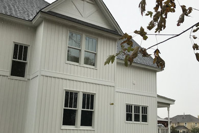Diseño de fachada de casa blanca campestre grande de dos plantas con revestimiento de vinilo