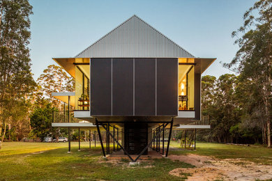 Idées déco pour une façade de maison noire contemporaine de plain-pied avec un revêtement mixte et un toit à deux pans.
