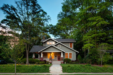 Ejemplo de fachada de estilo americano de dos plantas con tejado a dos aguas y tejado de teja de madera