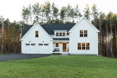 Idée de décoration pour une façade de maison blanche champêtre de taille moyenne et à un étage avec un revêtement en vinyle, un toit à deux pans et un toit mixte.