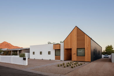 Cette image montre une façade de maison marron design de plain-pied avec un revêtement mixte.