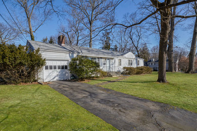 Example of a mid-sized mid-century modern white one-story metal exterior home design in New York with a shingle roof