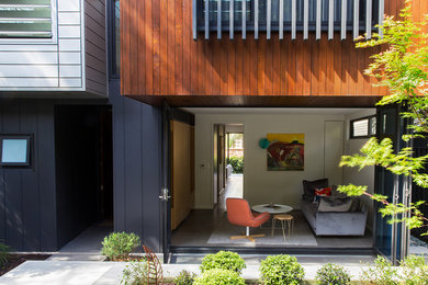 Kleine, Zweistöckige Moderne Holzfassade Haus mit brauner Fassadenfarbe und Flachdach in Sydney