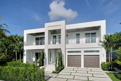 Esempio della facciata di una casa bianca moderna a due piani di medie dimensioni con rivestimento in stucco e tetto piano