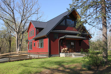 Diseño de fachada de casa roja de estilo de casa de campo de tamaño medio de dos plantas con revestimiento de madera y tejado a dos aguas