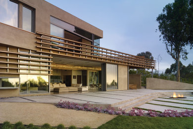 Mittelgroßes, Einstöckiges Modernes Haus mit brauner Fassadenfarbe und Putzfassade in Los Angeles