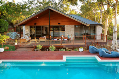 Cette image montre une petite façade de maison multicolore traditionnelle de plain-pied avec un revêtement mixte, un toit à deux pans et un toit en métal.