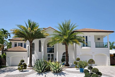 ロサンゼルスにある高級な中くらいなコンテンポラリースタイルのおしゃれな家の外観 (漆喰サイディング) の写真