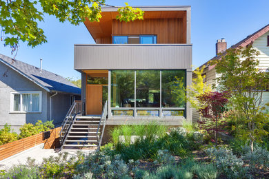 Cette image montre une façade de maison métallique et grise design à deux étages et plus.