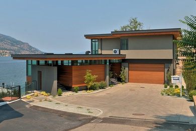 Idées déco pour une façade de maison marron moderne en bois de taille moyenne et à deux étages et plus.