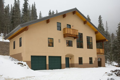 Foto de fachada beige tradicional renovada de tamaño medio de tres plantas con revestimiento de estuco