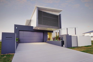 シドニーにあるコンテンポラリースタイルのおしゃれな二階建ての家 (紫の外壁) の写真