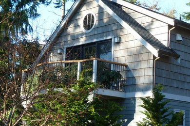Mittelgroßes, Zweistöckiges Rustikales Haus mit Satteldach, grauer Fassadenfarbe und Schindeldach in Seattle