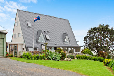 Foto de fachada de casa gris contemporánea grande de tres plantas con revestimientos combinados, tejado a dos aguas y tejado de metal