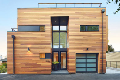 Modelo de fachada de casa beige escandinava de dos plantas con revestimiento de madera y tejado plano
