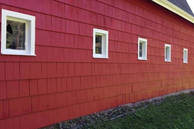 Diseño de fachada roja de estilo americano de dos plantas con revestimiento de madera