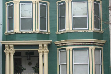 Foto de fachada verde clásica de tamaño medio de dos plantas