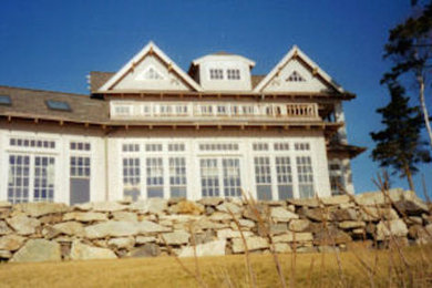 Foto de fachada gris costera de tres plantas